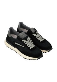 Sneaker black e grigi con tomaia in suede e nylon, lacci tondi, suola ammortizzata e suola in gomma testurizzata con punti di trazione.