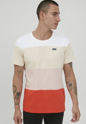 T-shirten i bomull har horisontella ränder i vitt, beige, rosa och orange, med rund hals och en liten logotypetikett på bröstet.