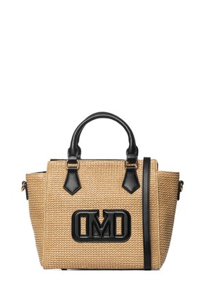 Borsa a tracolla beige intrecciata con dettagli in pelle nera. Presenta un design strutturato, due manici superiori e un logo nero prominente sulla parte anteriore.