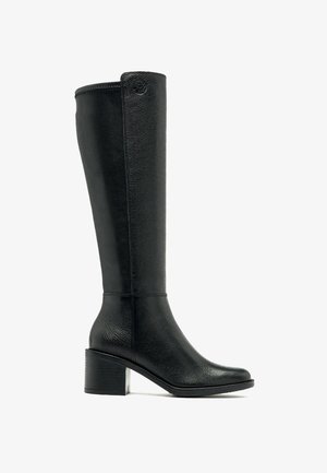 Schwarz kniehoher Lederstiefel mit strukturierter Oberfläche, Blockabsatz und runder Zehenform. Einfaches Design ohne Verzierungen oder Muster.