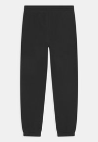 Mustat collegehousut, jotka on valmistettu pehmeästä kankaasta, elastisella vyötäröllä ja resoreilla, yksinkertainen muotoilu ilman näkyviä logoja tai kuvioita.