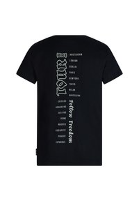 T-shirt in cotone nero con un elenco verticale di nomi di città e la frase "Segui la Libertà" in testo bianco e grigio chiaro sul retro.