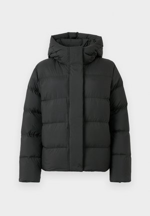 Czarna kurtka puchowa z kapturem, o prostokątnym kroju, z grubymi pikowanymi sekcjami i zapięciem na zamek błyskawiczny z przodu. Gładka, błyszcząca tekstura.