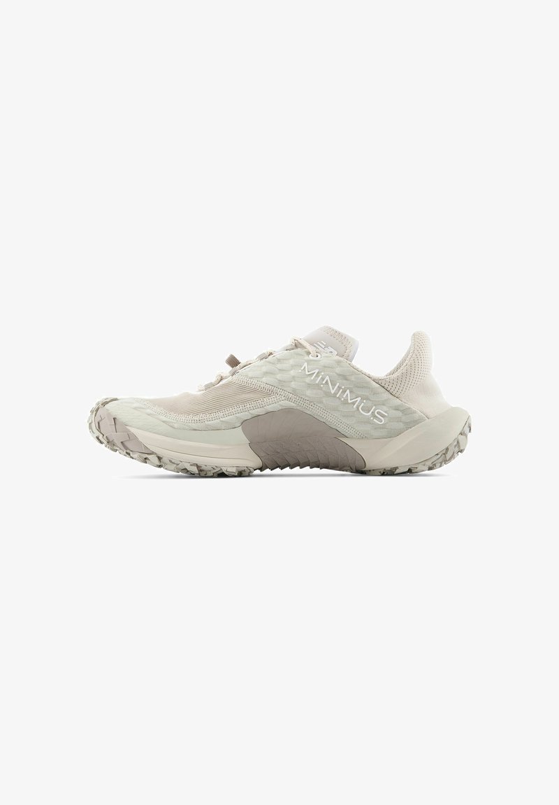 Chaussure de sport gris clair avec semelle texturée, dessus en mesh, et « MINIMUS » écrit sur le côté en lettres blanches.