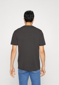 TOM TAILOR CREW NECK - Apdrukāts T-krekls - tarmac grey