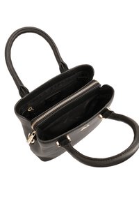 Zwarte leren handtas met twee handvatten, rechthoekige vorm, ritssluiting en accenten van goudkleurig beslag. Binnenin bevinden zich meerdere vakken.