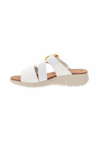 Sandal bianca con cinturini incrociati realizzati in materiale morbido, dotata di una soletta imbottita e di una suola esterna testurizzata di un beige chiaro. Dettaglio di accentuazione gialla.