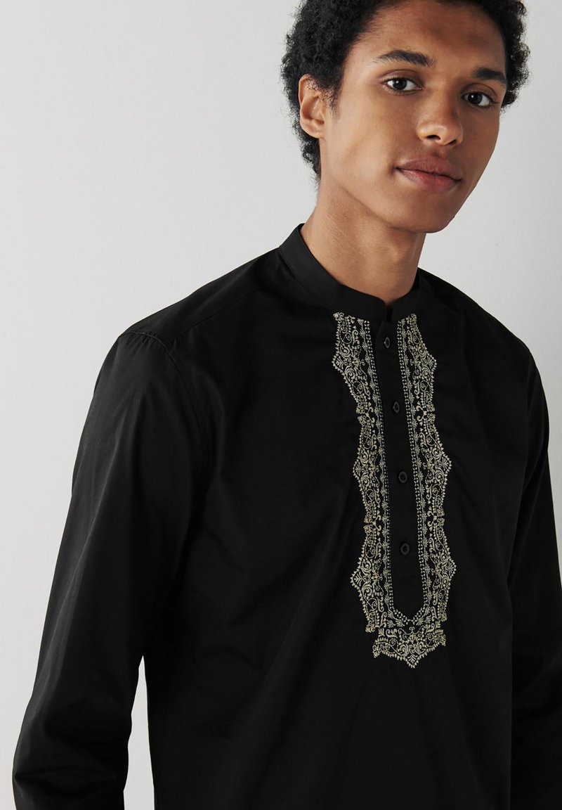 Herren Freizeithemden | Next EMBROIDERED REGULAR LENGTH KURTA Hemd black/schwarz - KB45465 Herren Freizeithemden | Next EMBROIDERED REGULAR LENGTH KURTA Hemd black/schwarz - KB45465