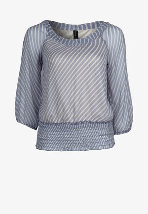 Lichtblauwe blouse met verticale witte strepen, een ronde halslijn en een geraffineerde zoom. Heeft lange, losse mouwen en een doorschijnende stofstructuur.