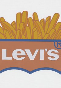 Ilustrace krabice zlatých hranolků na hnědém pozadí s bílým textem "Levi's" a modrým okrajem dole.