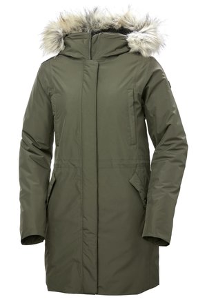 Parka verde oliva con capucha de piel sintética desmontable, con cierre delantero de cremallera, dos bolsillos laterales y mangas largas.
