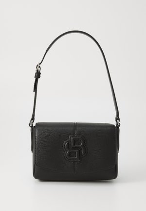 Borsa a mano in pelle nera con una finitura testurizzata, caratterizzata da un logo impresso sul davanti e una sottile tracolla regolabile.
