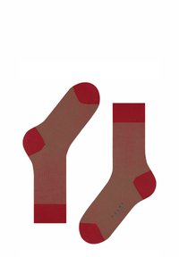 Braune Crew-Socken mit roten Akzenten an der Zehe und dem Bündchen. Sie verfügen über eine gerippte Textur und ein dezentes Streifenmuster.