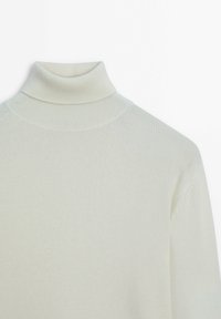Pull à col roulé tricoté de couleur crème avec manches longues, présentant un col côtelé détaillé et une texture de tissu lisse.