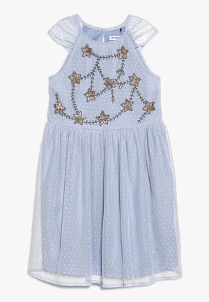 Robe sans manches bleu clair avec des manches bouffantes transparentes, décorée d'étoiles dorées brodées et pailletées ainsi que de motifs de feuilles sur le corsage.