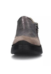 Scarpa grigia in suede e finiture metalliche con punta rotonda, chiusura con zip e suola in gomma nera, caratterizzata da una texture e dettagli di design sottili.