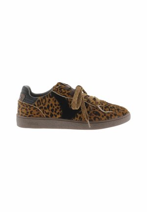 Low-top sneaker met bruin-zwarte luipaardprint, zwarte hieldetail, bruine veters en een getextureerde bruine zool.