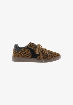 Niedriger Sneaker mit braun-schwarzem Leopardenmuster, schwarzem Fersendetail, braunen Schnürsenkeln und texturierter brauner Sohle.