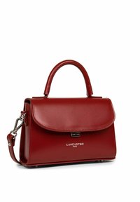 Borsa a tracolla in pelle rossa con design strutturato, manico superiore e tracolla removibile. Presenta una chiusura a patta e un accento metallico con logo.