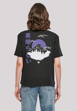 Schwarzes Baumwoll-T-Shirt mit einem grafischen Design des Mount Fuji, umgeben von Wolken, einem lila Kreis und japanischen Text in vertikaler Ausrichtung auf der Rückseite.