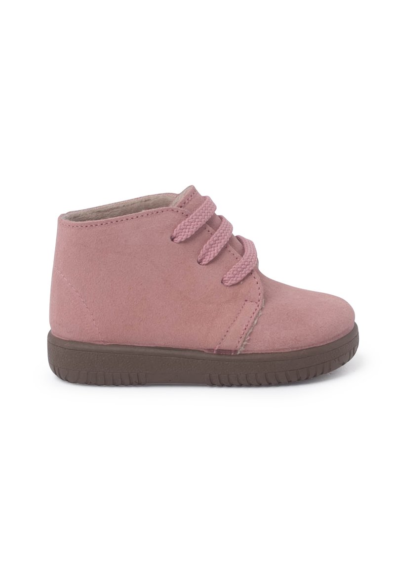 Botas de tobillo de ante rosa con punteras redondas, acabado texturizado, cordones en dos tonos y suela de goma con un patrón de relieve.