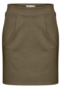 Hnědá sukně ke kolenům se střihem do přímky, s páskem a jemnými detaily předního švu, vyrobená z měkké látky.