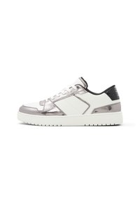 Sneaker bianco con accenti metallici argento, materiali in mesh testurizzato e pelle liscia, con design a bassa altezza e suola in gomma.
