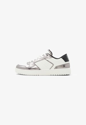 Zapatilla blanca con acentos plateados metálicos, materiales de malla texturizada y cuero liso, que presenta un diseño de corte bajo y suela de goma.