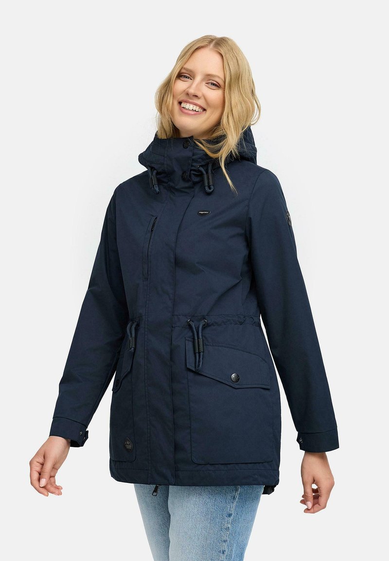 Mörkblå vattentät parka-jacka med justerbar huva, dragsko i midjan, två framfickor och dragkedjestängning. Slät textur och avslappnad design.