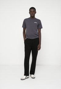 CLOSURE London RELAXED OPEN HEM JOGGER - Tracksuit bottoms - black