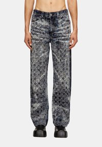 Jean bleu et gris à motifs avec une finition texturée, comportant deux poches latérales et une fermeture à bouton traditionnelle. Conception à jambes larges.