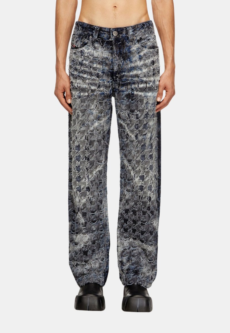 Jean bleu et gris à motifs avec une finition texturée, comportant deux poches latérales et une fermeture à bouton traditionnelle. Conception à jambes larges.