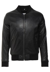Zwarte leren bomberjack met rits aan de voorkant, ribbelmanchetten en -zoom, twee zijzakken en een gladde, glanzende afwerking.