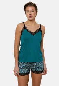 Débardeur teal avec des finitions en dentelle noire et des bretelles ajustables, associé à un short à motifs avec des designs floraux et des accents en dentelle au niveau de l'ourlet.