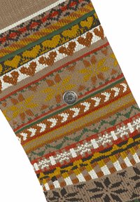 Sciarpa lavorata a maglia con intricati motivi multicolori: marroni, verdi, rossi e gialli, con disegni floreali e geometrici. Include un dettaglio con bottone logo.
