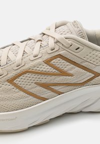 New Balance FRESH FOAM X 1080 V13 - Utcai futócipők - timberwolf