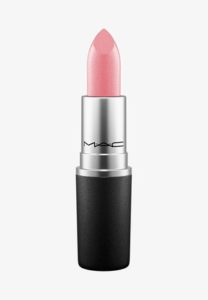 MAC Lippenstift in einem schlanken schwarzen Tube. Der Farbton ist ein sanftes Rosa mit Schimmer und hat eine spitze Form für präzise Anwendung.