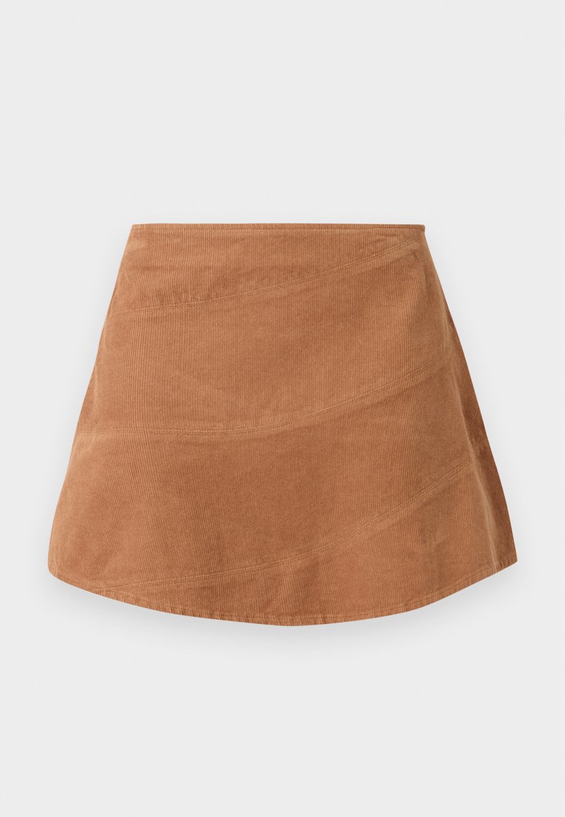 Mini gonna in corduroy marrone con dettagli di cucitura diagonale e silhouette a trapezio su sfondo bianco.