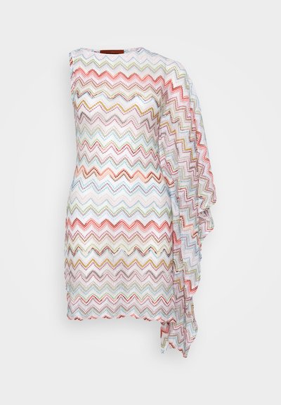 Vestido mini de patrón de chevron multicolor con un diseño de un solo hombro, hecho de tela texturizada, que presenta un acento de manga drapeada.