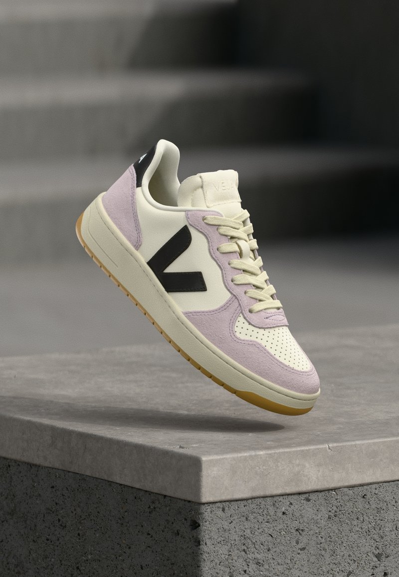 Veja V 10 pure/black/parme/lilac