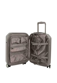 Maleta rígida de color gris mate con asa extensible, múltiples bolsillos interiores y ruedas para facilitar la movilidad. Cierres de cremallera y correas en el interior.