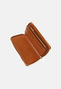 Calvin Klein MUST WALLET XL - Portefeuille - cognac