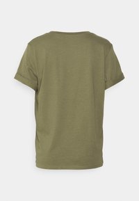 Camiseta de manga corta verde oliva hecha de tela suave, con un cuello redondo y puños enrollados, con un corte relajado y un diseño sencillo.