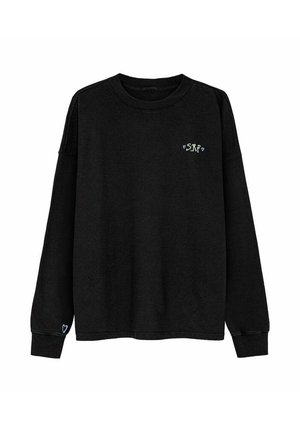 Czarna bluza z długim rękawem wykonana z bawełny, z małym haftowanym logo "SRF" w zielonym kolorze z niebieskimi sercami na lewej piersi i mankiecie rękawa.
