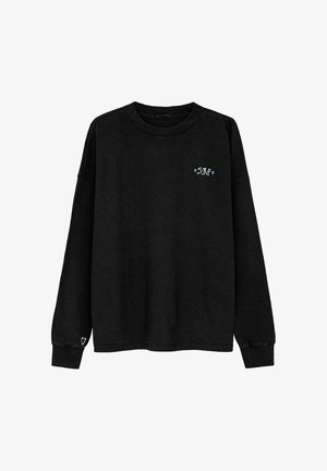 Czarna bluza z długim rękawem wykonana z bawełny, z małym haftowanym logo "SRF" w zielonym kolorze z niebieskimi sercami na lewej piersi i mankiecie rękawa.