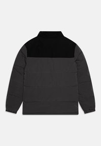 Giacca imbottita nera e grigia con colletto alto. Presenta un design a blocchi di colore orizzontali e polsini elasticizzati per una vestibilità aderente.