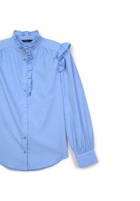 Helle blaue Bluse mit hohem Kragen, Rüschendetails an den Schultern, langen Ärmeln mit gerafften Manschetten und Knopfverschluss auf der Vorderseite.