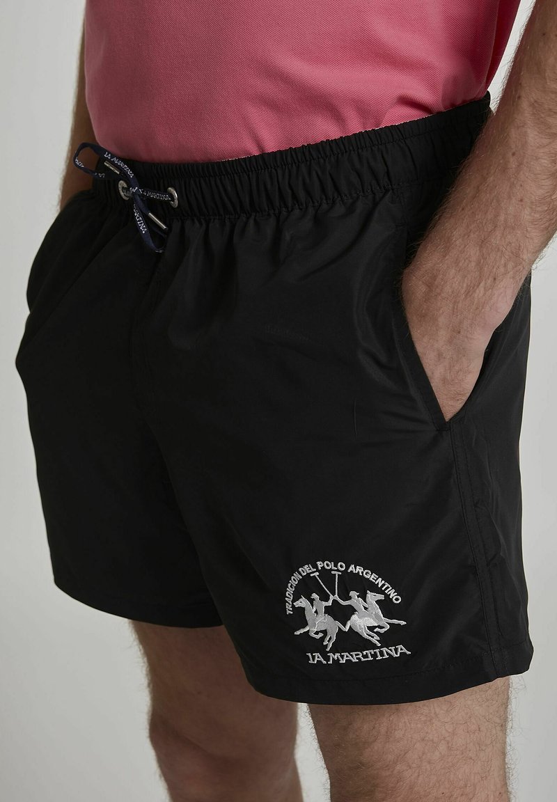 Herren Chino Shorts | La Martina CLINT Shorts black/schwarz - OT50676 Herren Chino Shorts | La Martina CLINT Shorts black/schwarz - OT50676