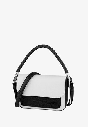 Bolso en blanco y negro con cuerpo de cuero texturizado, asa curva con diseño acanalado y correa de hombro desmontable.