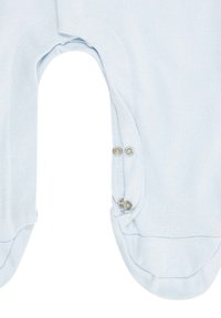 Hellblaues Einteiler-Outfit aus weichem Material, mit Druckknopfverschlüssen an den Beinen und abgerundeten Füßen für zusätzlichen Komfort.